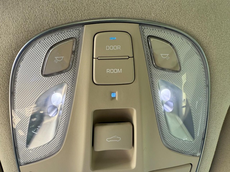 Hyundai Equus Vehicle Image 23