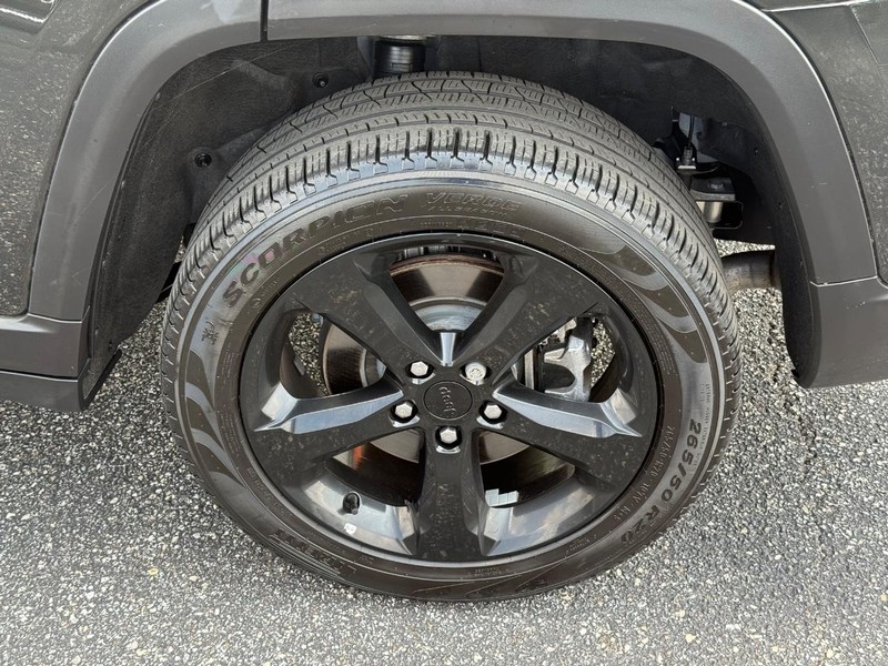 Jeep Grand Cherokee L Vehicle Image 06