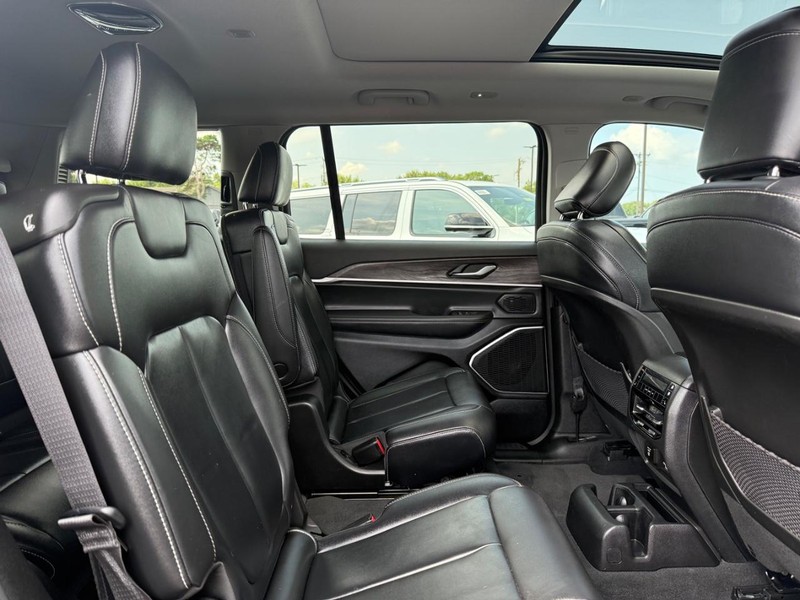Jeep Grand Cherokee L Vehicle Image 11