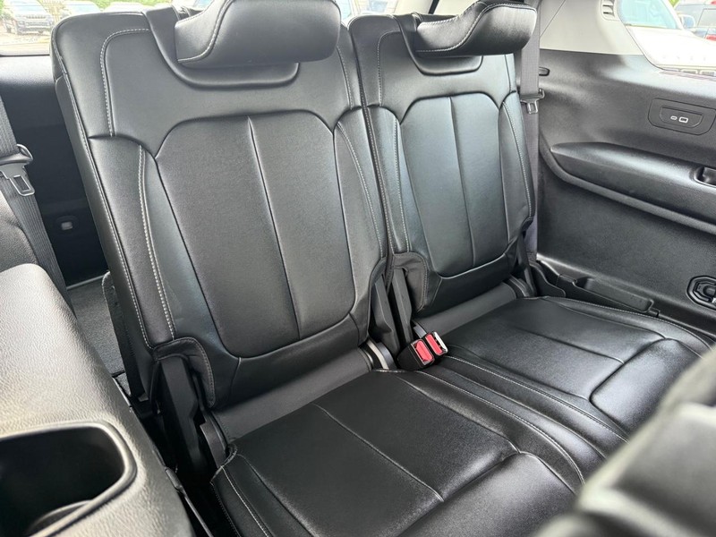 Jeep Grand Cherokee L Vehicle Image 12
