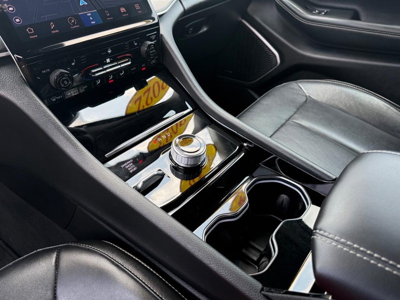 Jeep Grand Cherokee L Vehicle Image 23