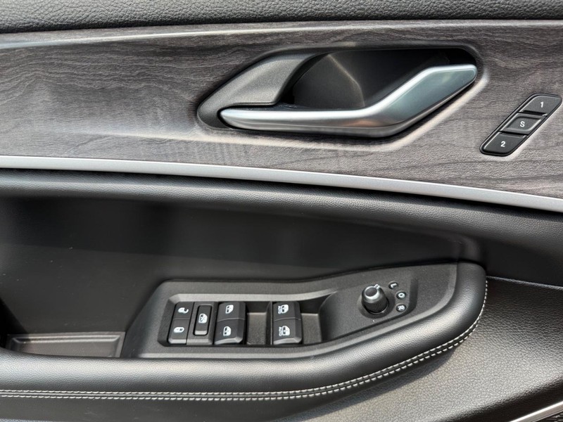 Jeep Grand Cherokee L Vehicle Image 28