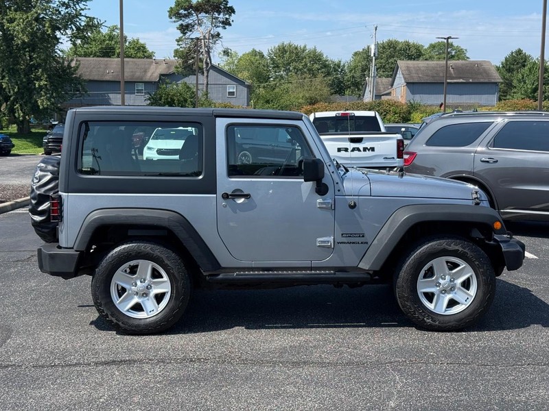 Jeep Wrangler Vehicle Image 02