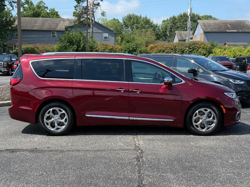 Chrysler Pacifica Vehicle Image 02