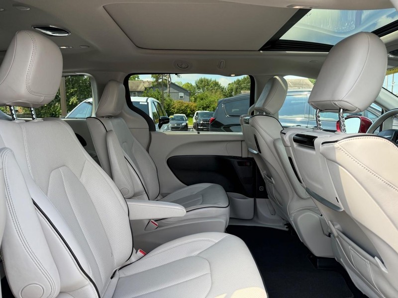 Chrysler Pacifica Vehicle Image 11