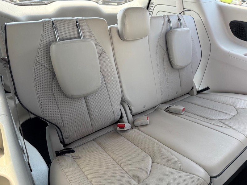 Chrysler Pacifica Vehicle Image 12
