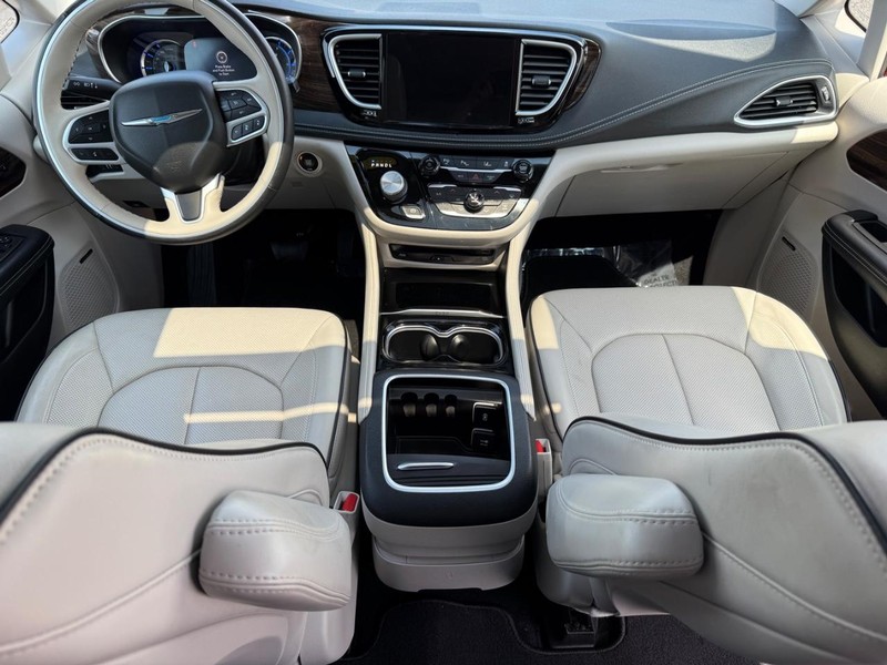 Chrysler Pacifica Vehicle Image 14