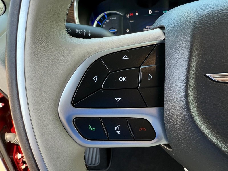 Chrysler Pacifica Vehicle Image 16
