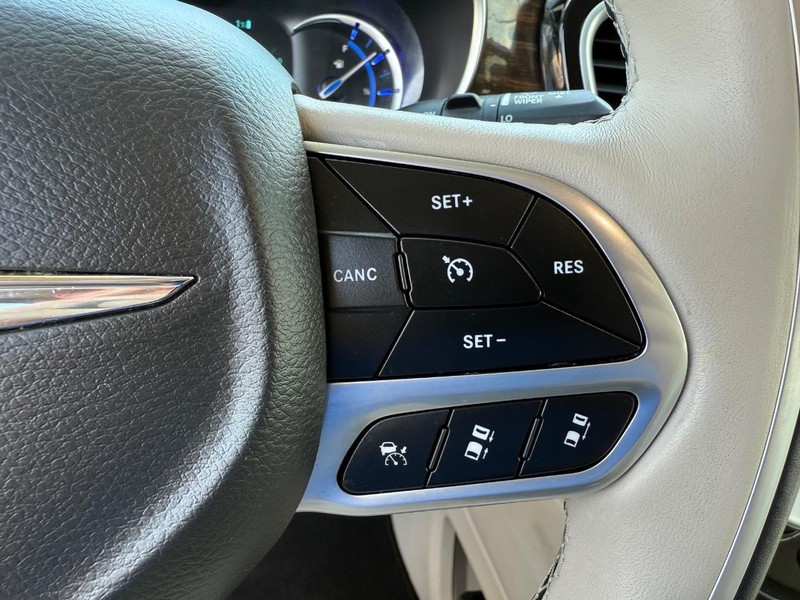 Chrysler Pacifica Vehicle Image 17