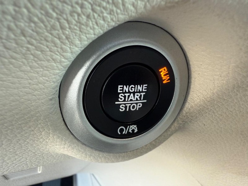 Chrysler Pacifica Vehicle Image 18