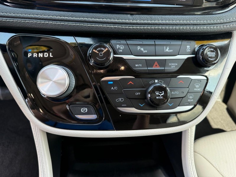 Chrysler Pacifica Vehicle Image 21