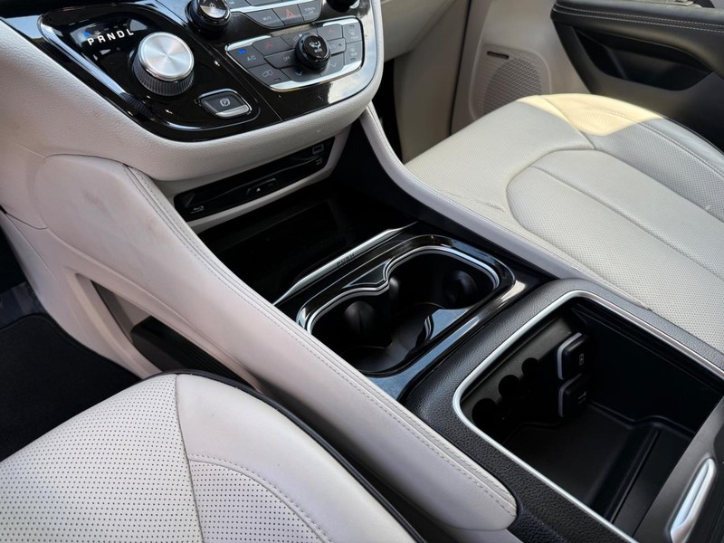 Chrysler Pacifica Vehicle Image 22