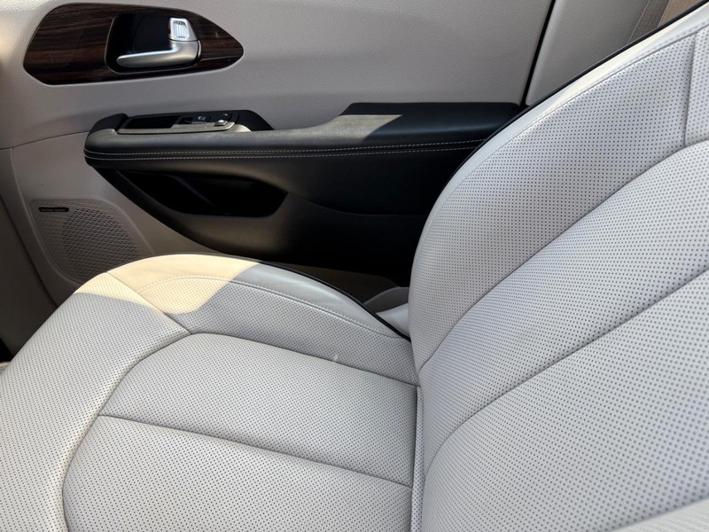 Chrysler Pacifica Vehicle Image 23