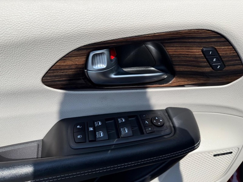 Chrysler Pacifica Vehicle Image 26