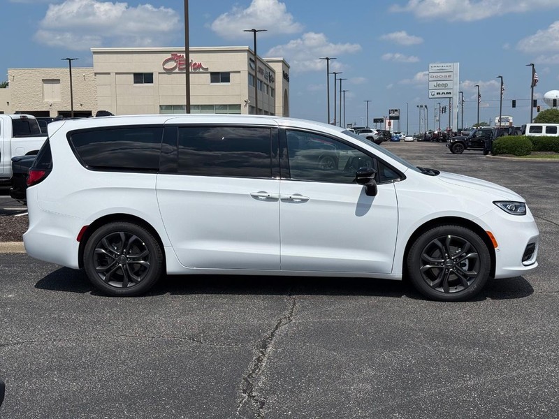 Chrysler Pacifica Vehicle Image 02