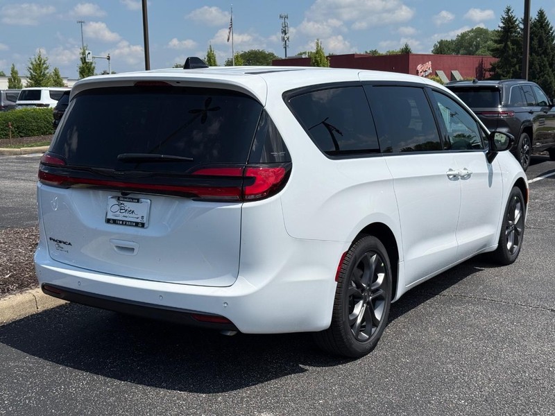 Chrysler Pacifica Vehicle Image 03