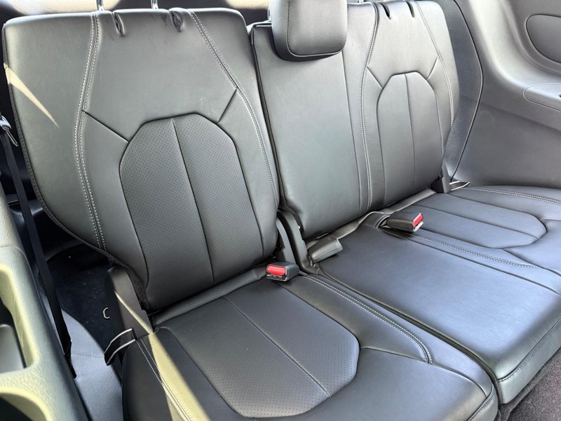 Chrysler Pacifica Vehicle Image 05