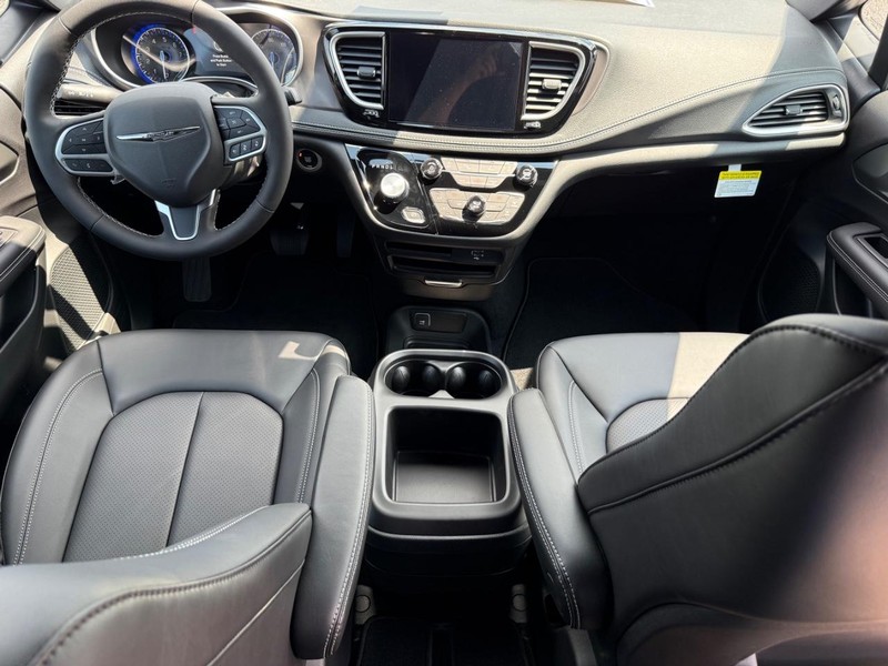 Chrysler Pacifica Vehicle Image 06
