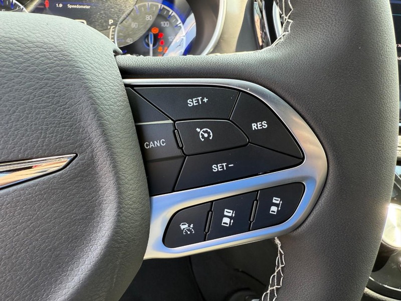 Chrysler Pacifica Vehicle Image 09