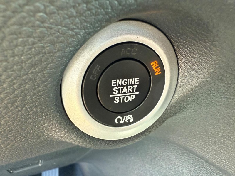 Chrysler Pacifica Vehicle Image 10