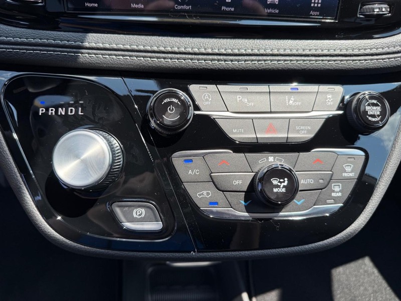 Chrysler Pacifica Vehicle Image 13