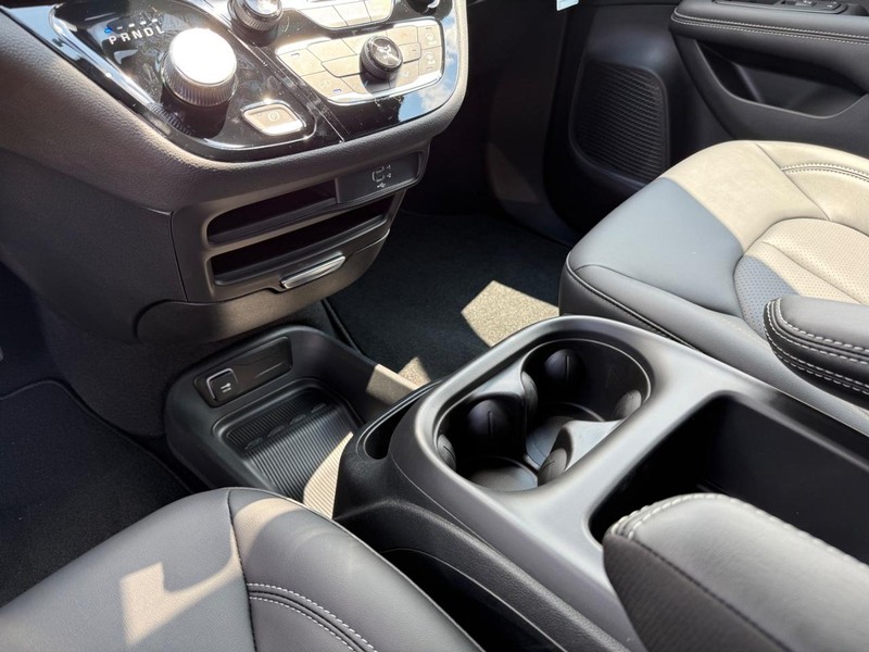 Chrysler Pacifica Vehicle Image 14