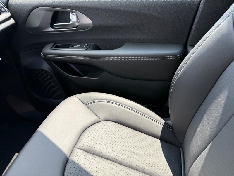 Chrysler Pacifica Vehicle Image 15