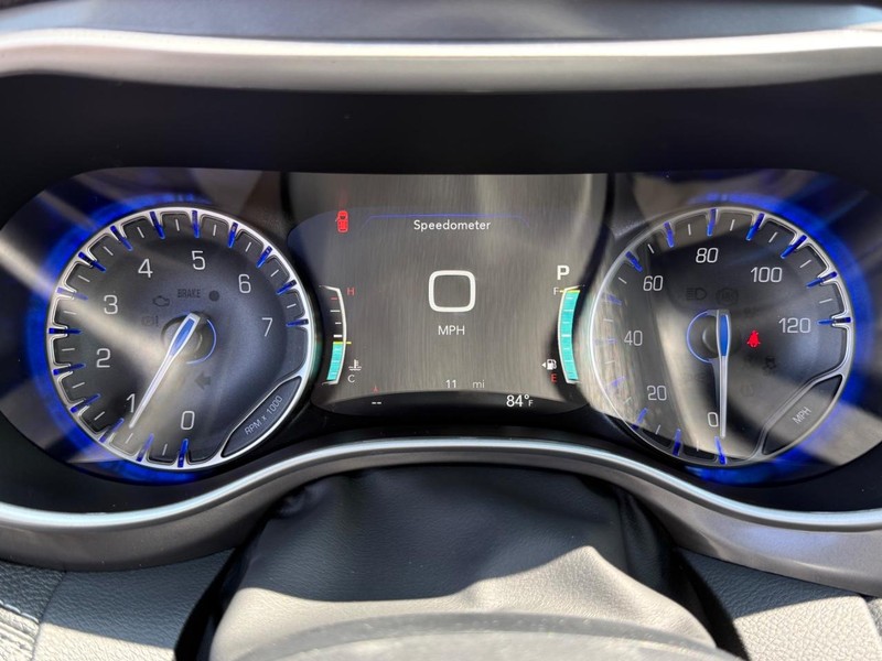 Chrysler Pacifica Vehicle Image 16