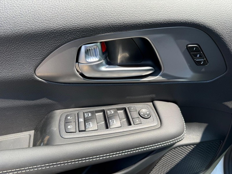 Chrysler Pacifica Vehicle Image 18