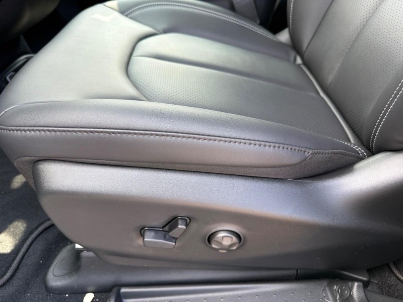 Chrysler Pacifica Vehicle Image 19