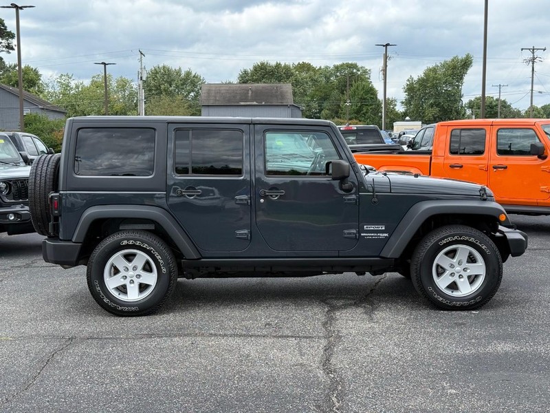 Jeep Wrangler JK Unlimited Vehicle Image 02