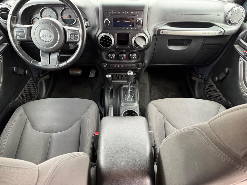 Jeep Wrangler JK Unlimited Vehicle Image 11