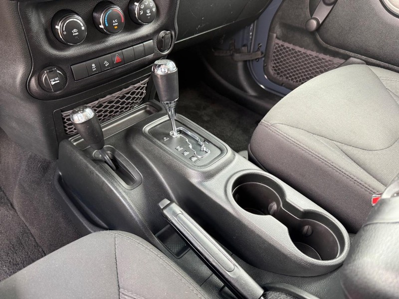 Jeep Wrangler JK Unlimited Vehicle Image 17