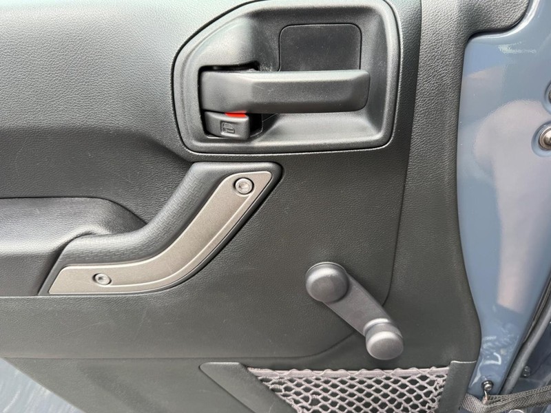 Jeep Wrangler JK Unlimited Vehicle Image 21