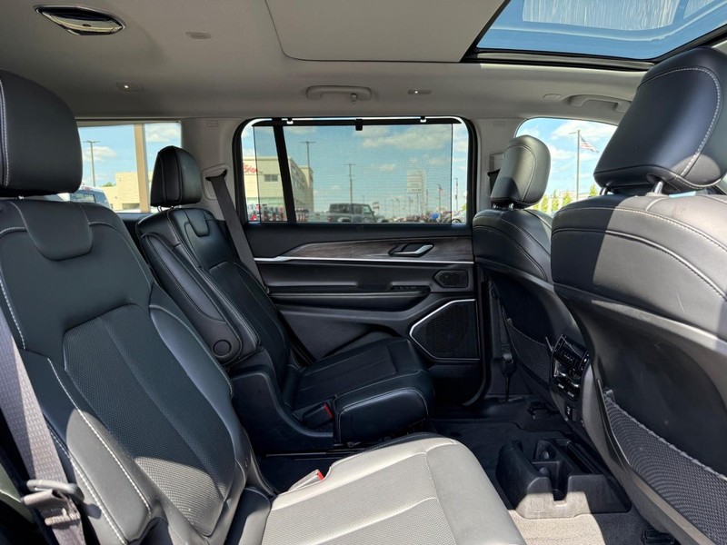 Jeep Grand Cherokee L Vehicle Image 11