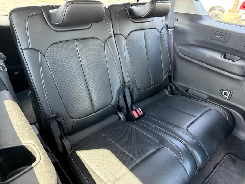 Jeep Grand Cherokee L Vehicle Image 12