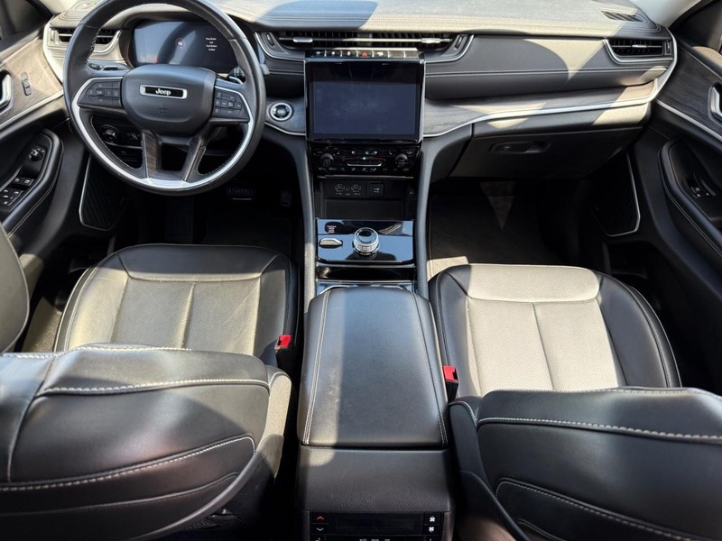 Jeep Grand Cherokee L Vehicle Image 14