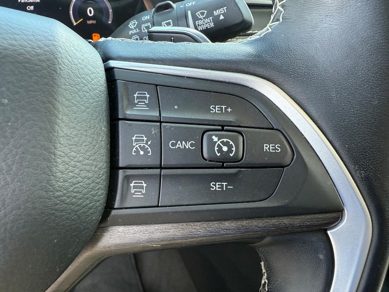Jeep Grand Cherokee L Vehicle Image 17