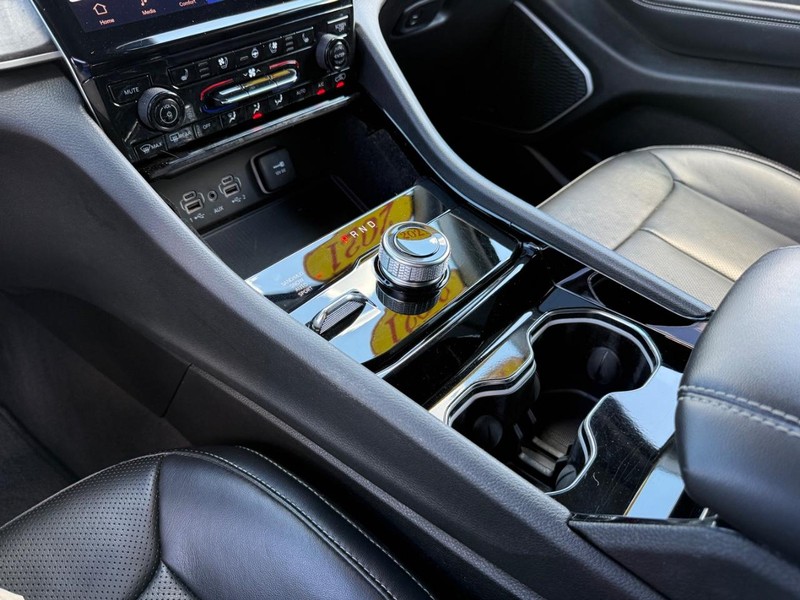 Jeep Grand Cherokee L Vehicle Image 23