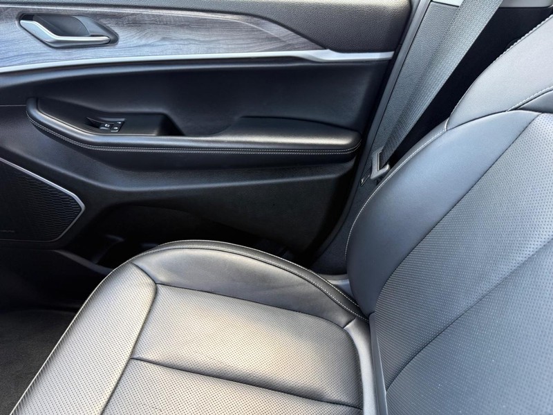Jeep Grand Cherokee L Vehicle Image 24