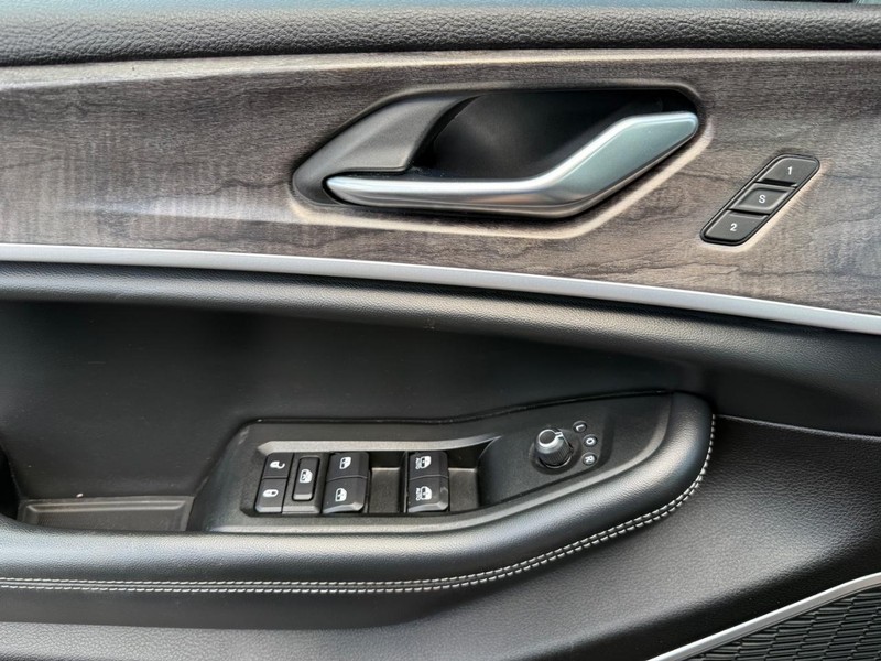 Jeep Grand Cherokee L Vehicle Image 28