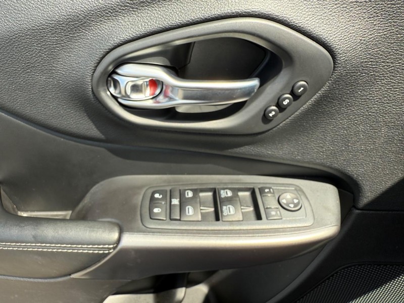 Jeep Cherokee Vehicle Image 24