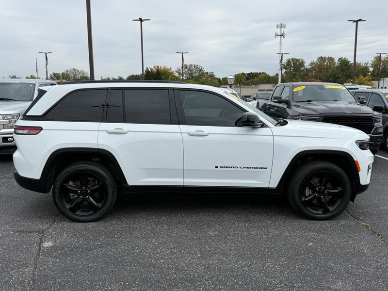 Jeep Grand Cherokee Vehicle Image 02