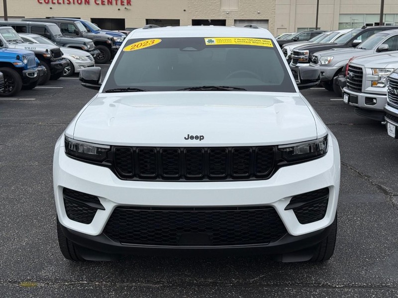 Jeep Grand Cherokee Vehicle Image 10