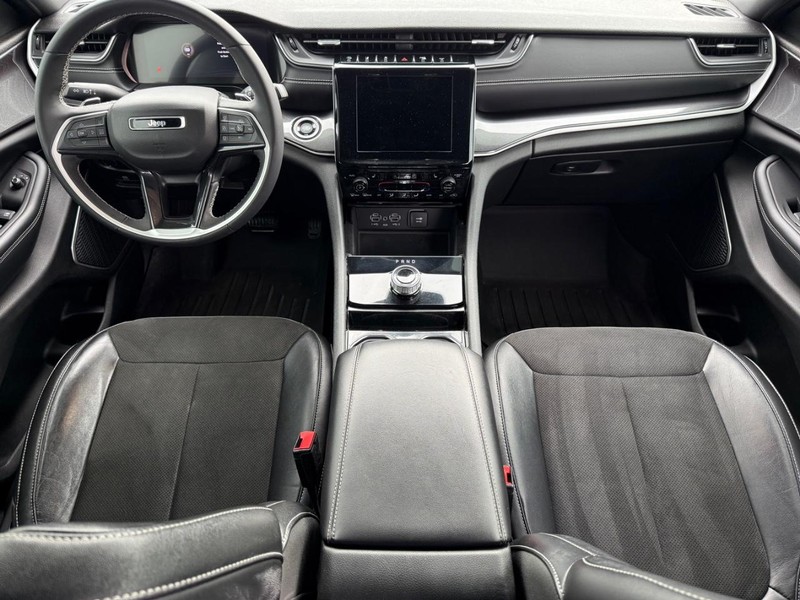 Jeep Grand Cherokee Vehicle Image 12