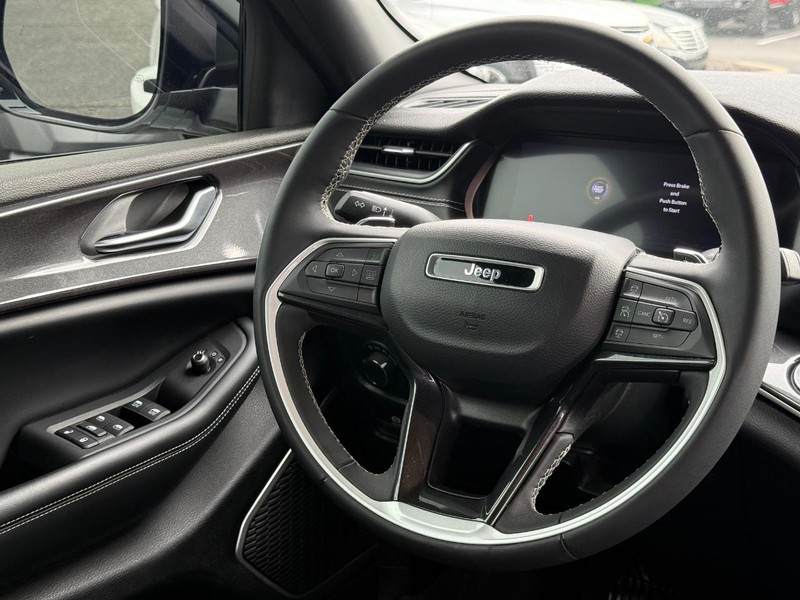 Jeep Grand Cherokee Vehicle Image 13