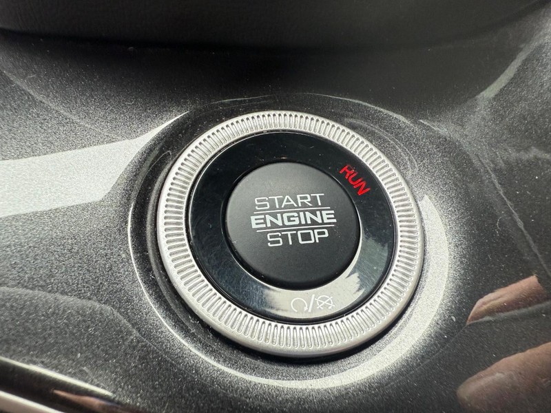 Jeep Grand Cherokee Vehicle Image 16