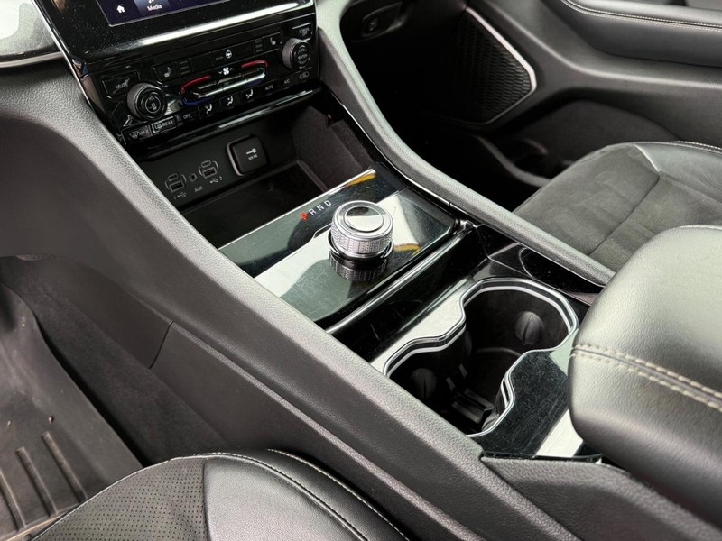 Jeep Grand Cherokee Vehicle Image 21