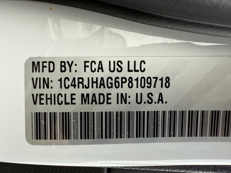 Jeep Grand Cherokee Vehicle Image 27