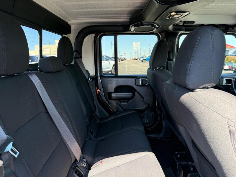 Jeep Gladiator Vehicle Image 10